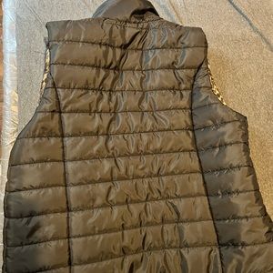 Puffer sleeveless vest with leopard print inside